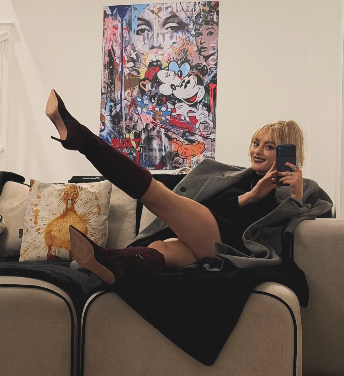 Katie McGlynn mirror selfie (photo 3 of 4)