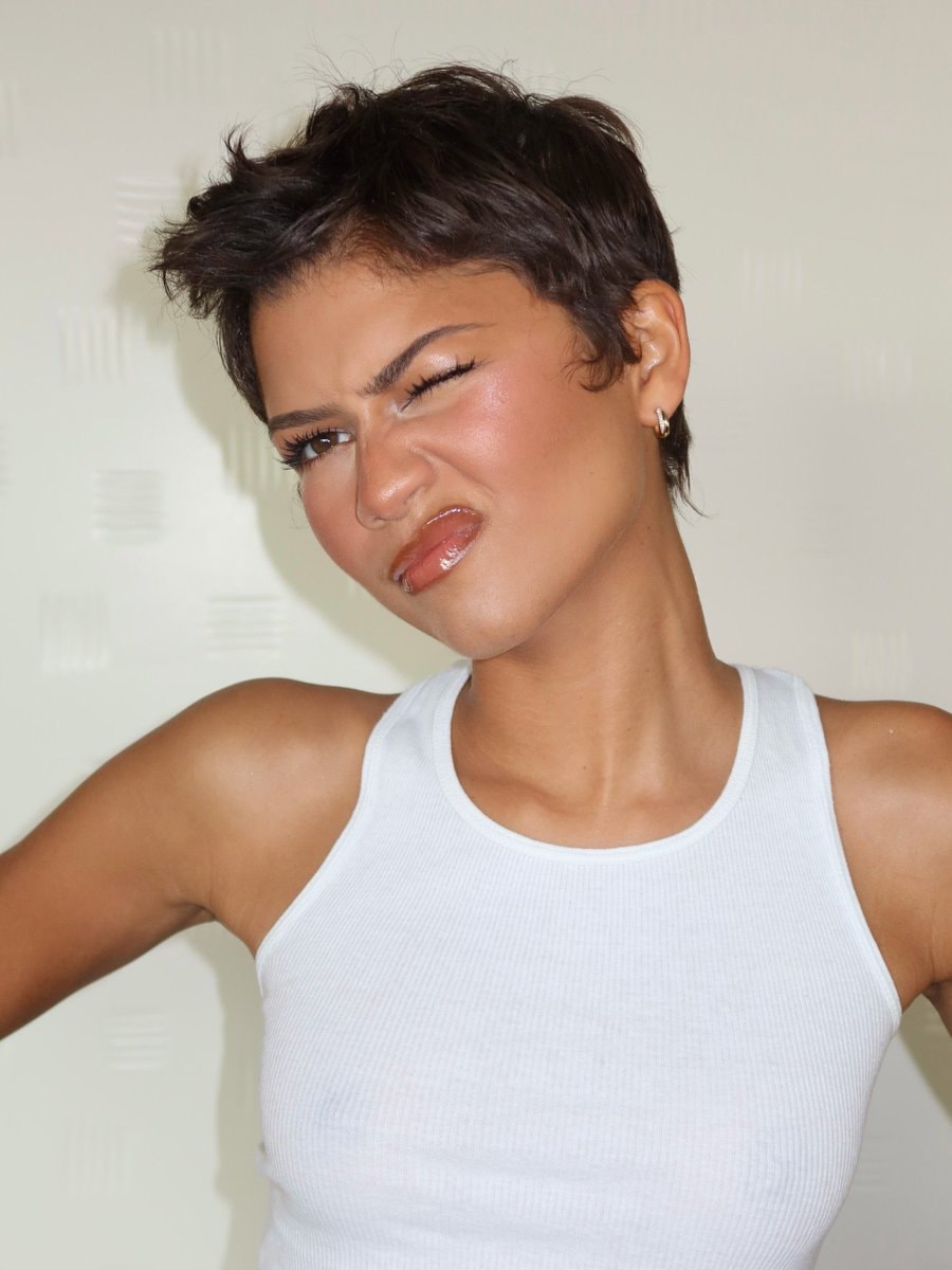 Zendaya stunning new photos (photo 2 of 2)