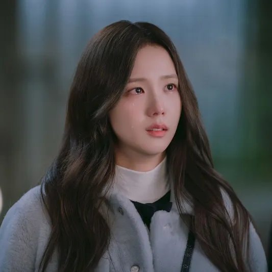Jisoo in photos from the interview about her role (photo 2 of 2)