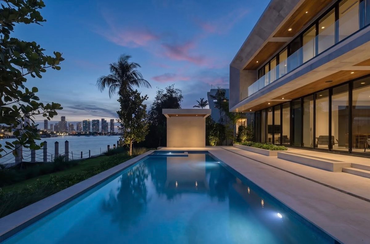 modern white minimalist house sunset (photo 2 of 4)
