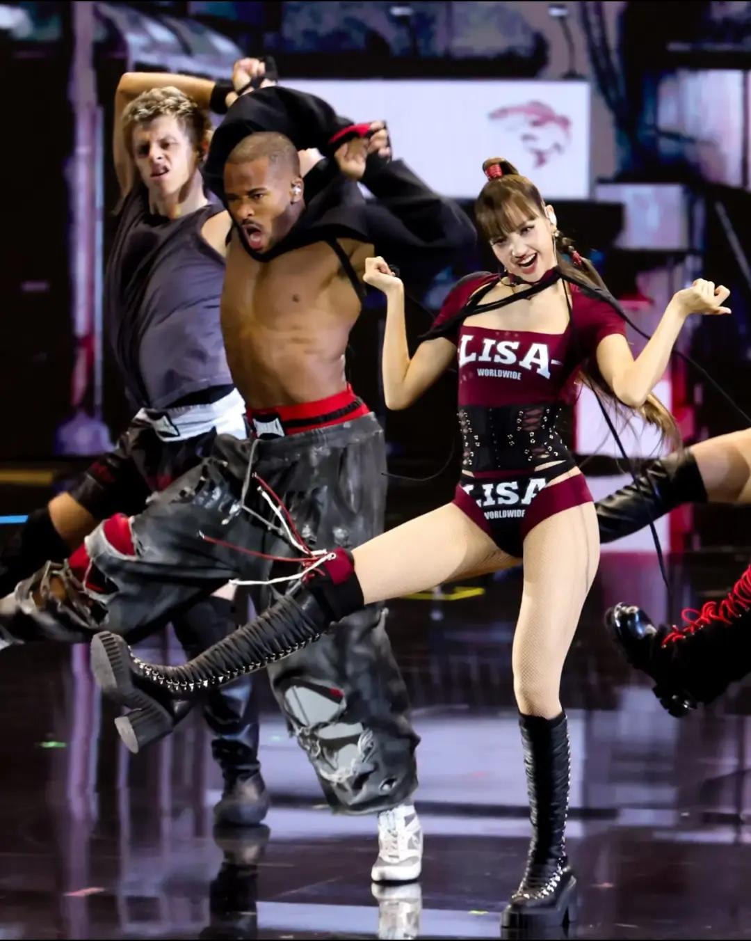 Lisa VMAs performance (photo 3 of 4)