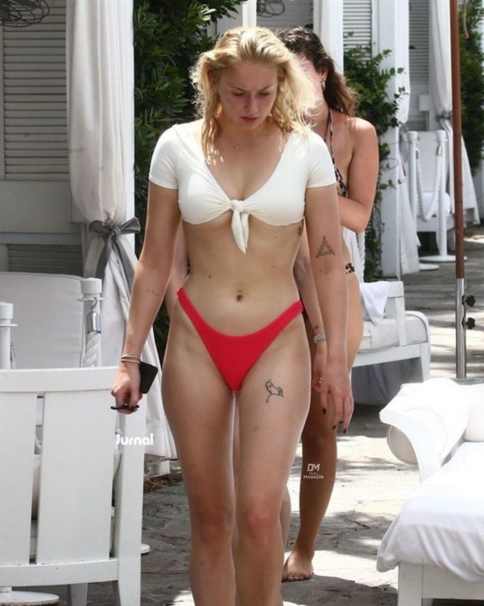 Sophie Turner vacation with friend (photo 2 of 2)