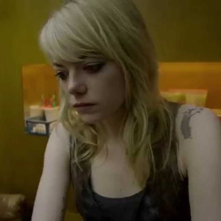 Emma Stone in a yellow dress (photo 4 of 4)