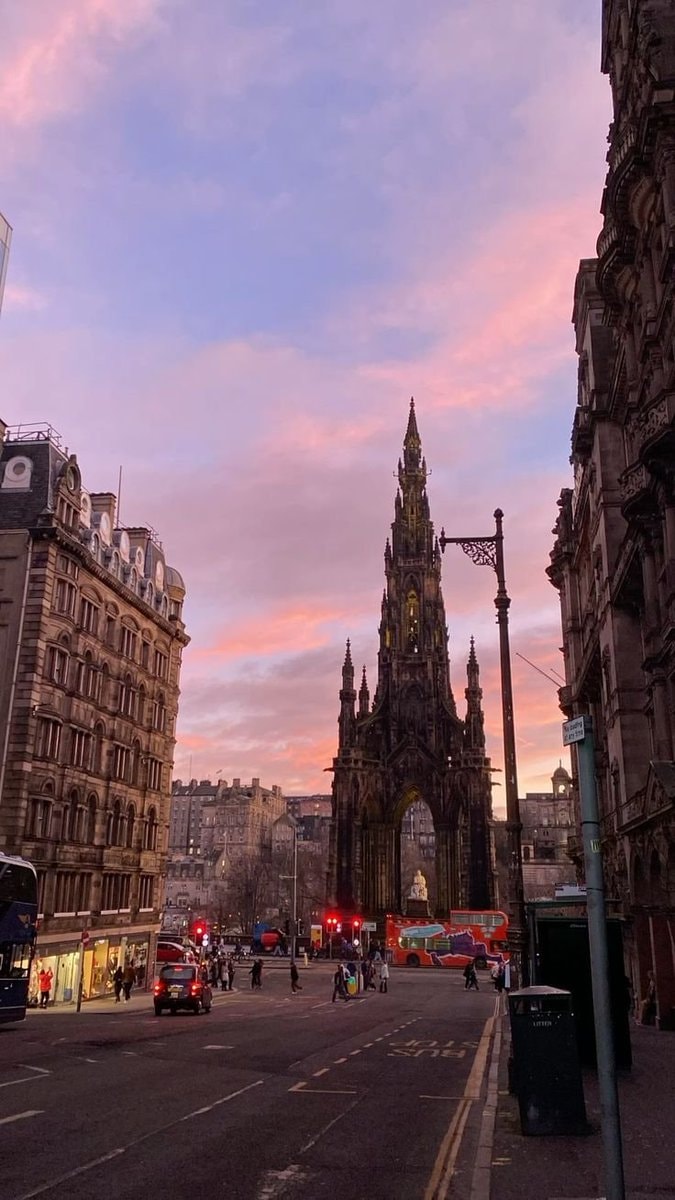 Edinburgh sunset colors (photo 3 of 4)
