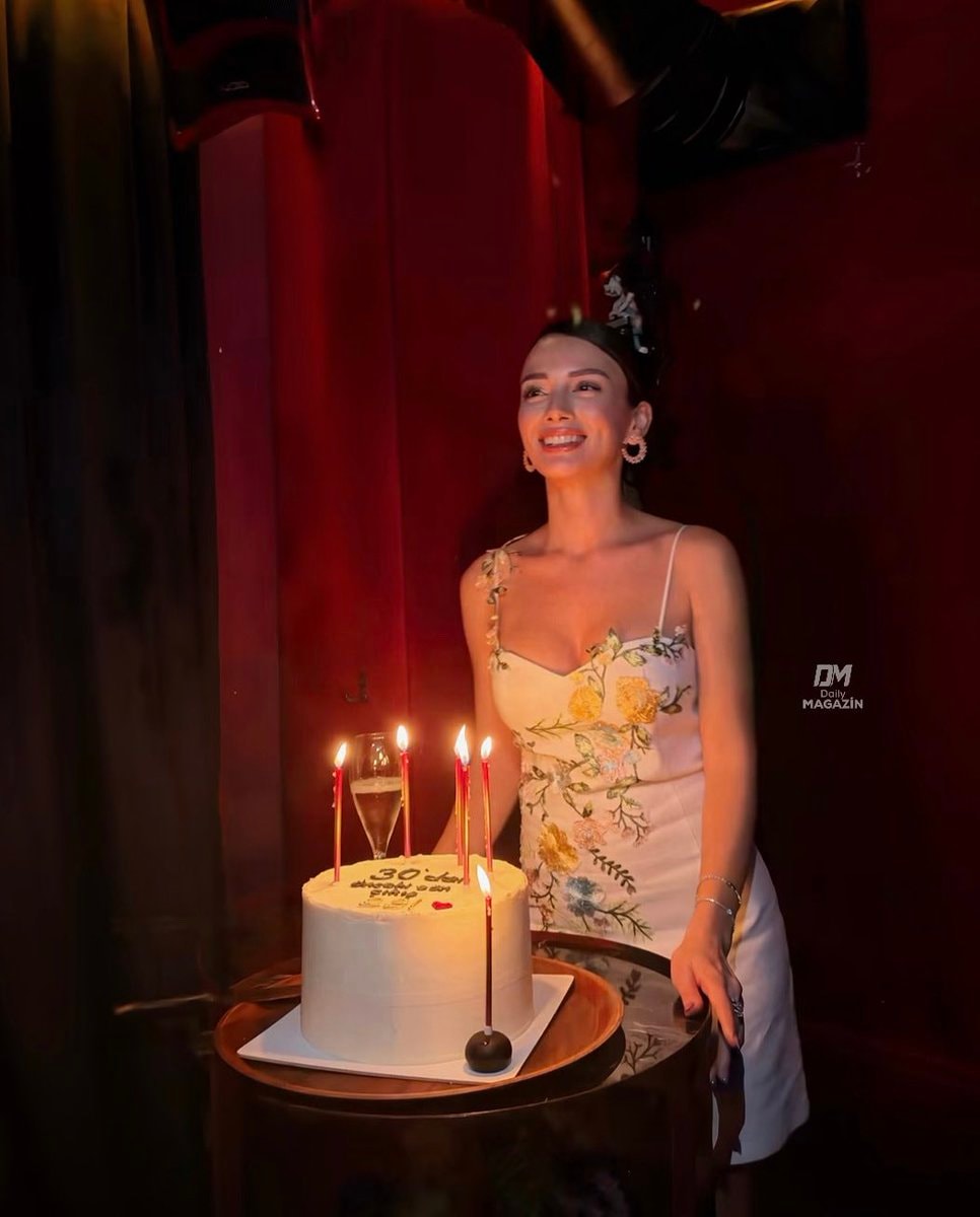 Özge Yağız birthday celebration (photo 2 of 2)