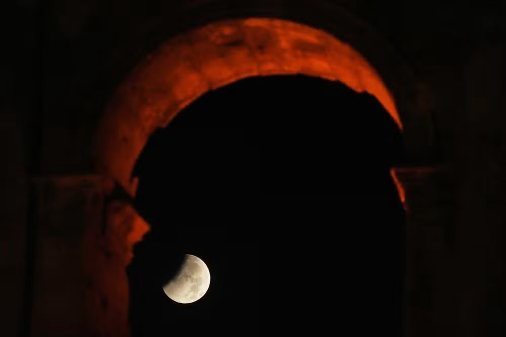 Partial lunar eclipse around the world (photo 2 of 4)