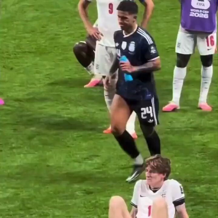Enzo Fernandez hugs black players