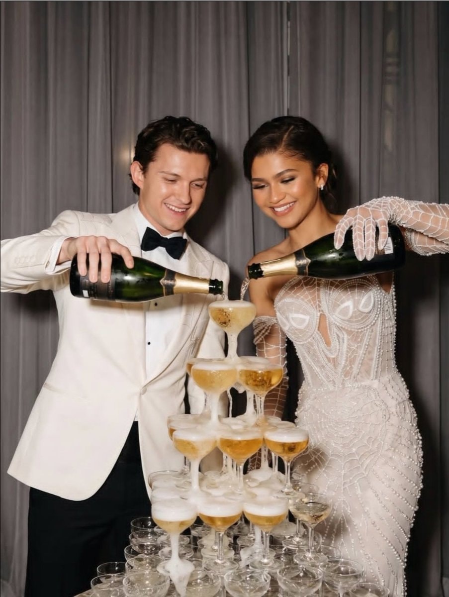 Tom Holland Zendaya moment (photo 4 of 4)