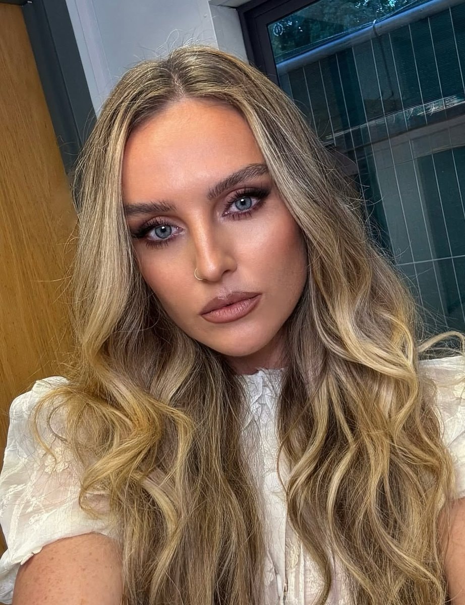 Perrie Edwards festival moment (photo 2 of 4)