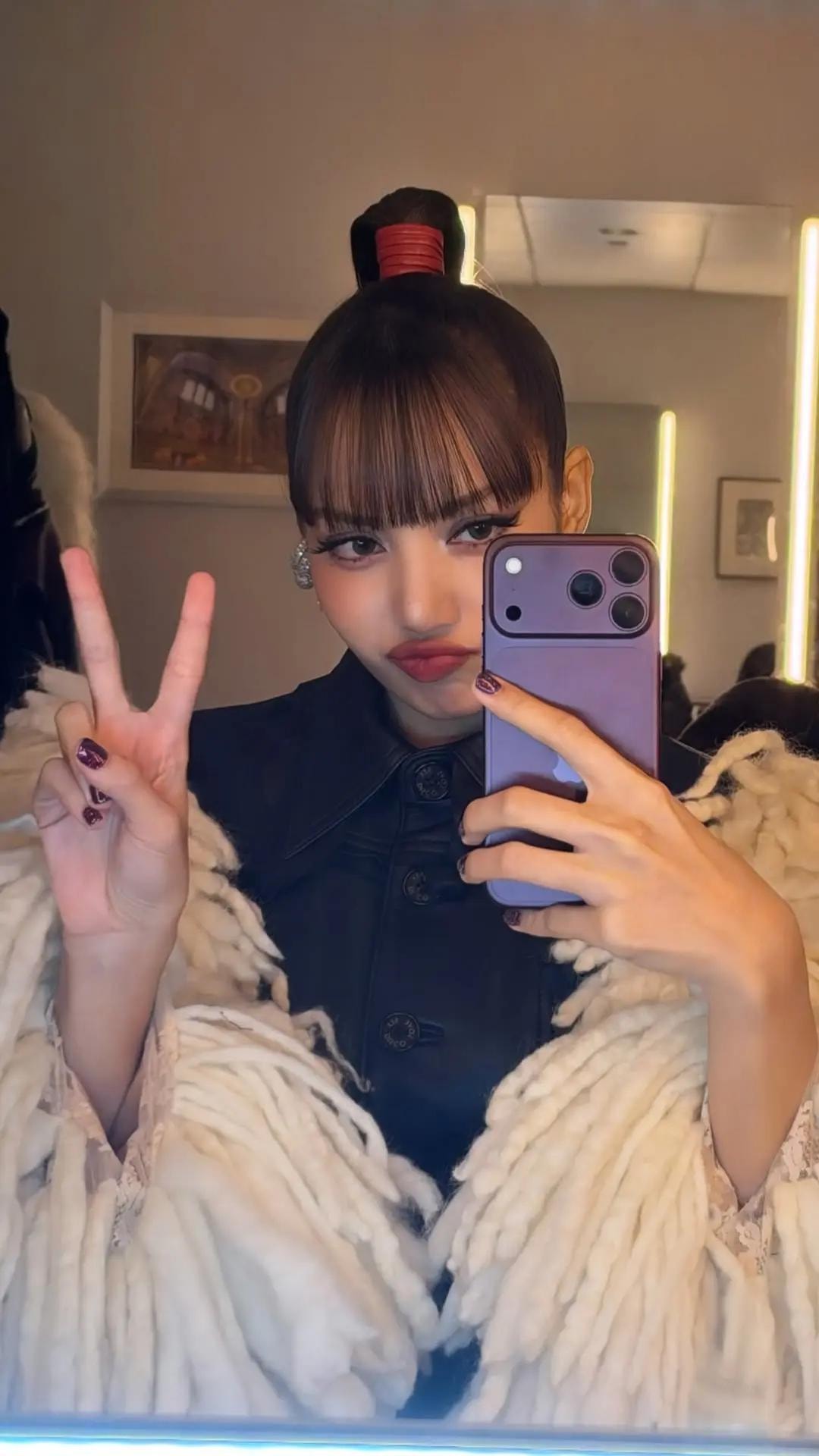 lisa iPhone 18 pro Burgundy
