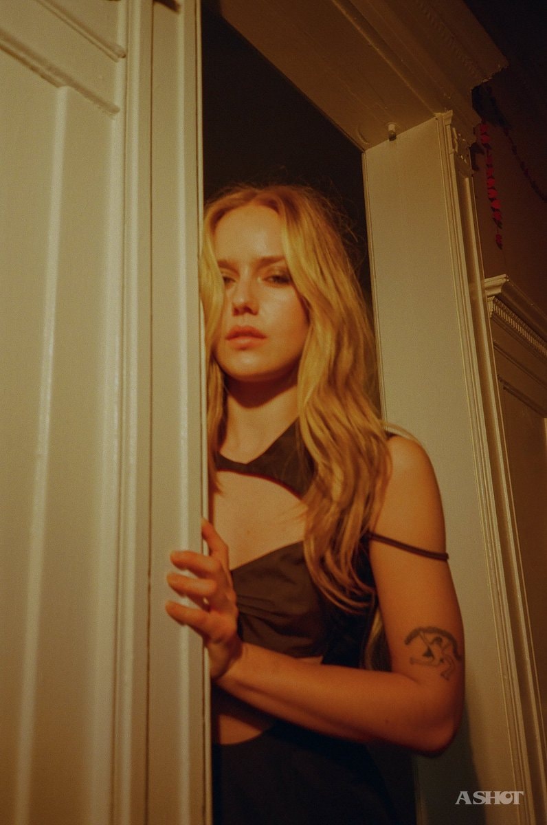 Amélie Hoeferle for @ashotmagazine (photo 2 of 4)