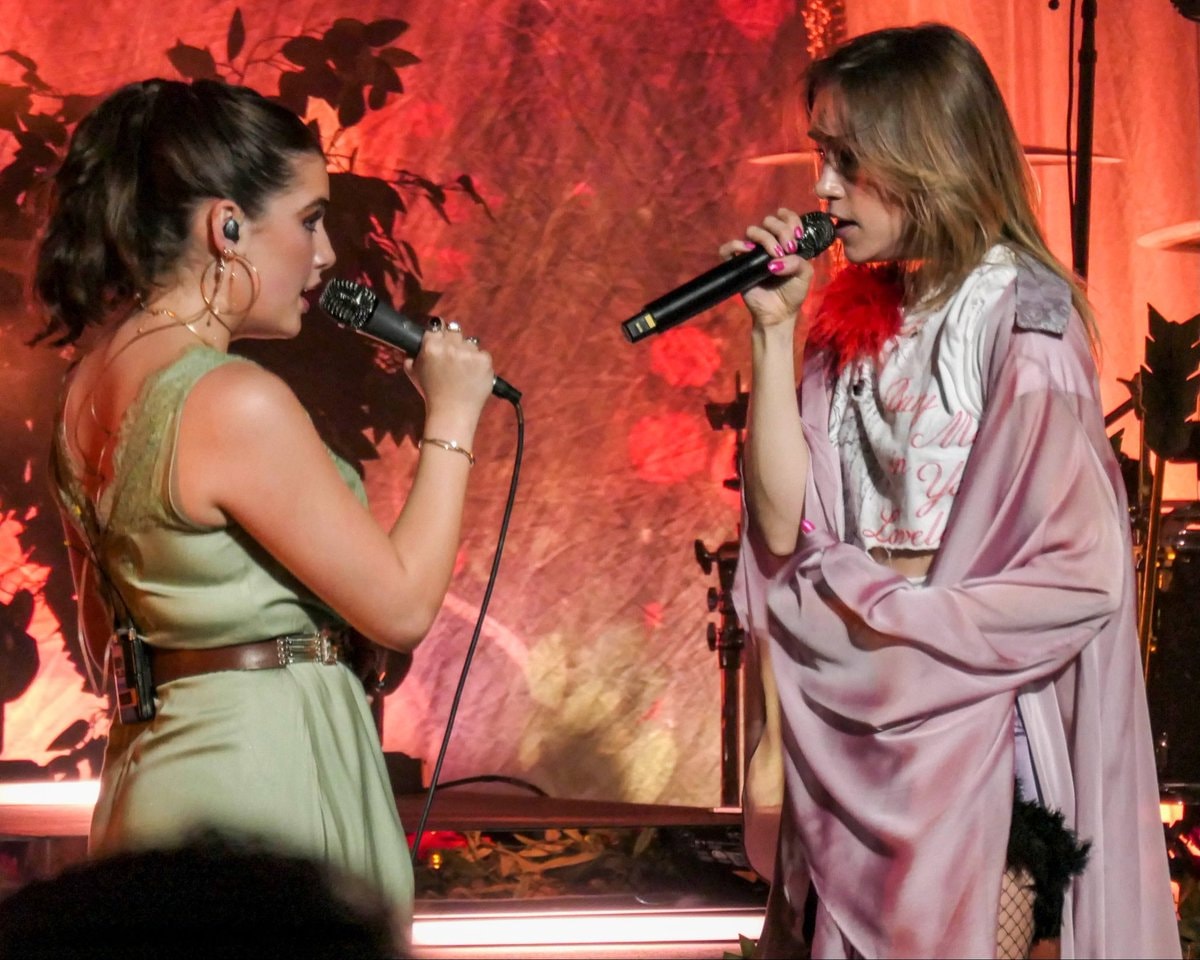 Ella Bright and Suki Waterhouse stage moment (photo 4 of 4)