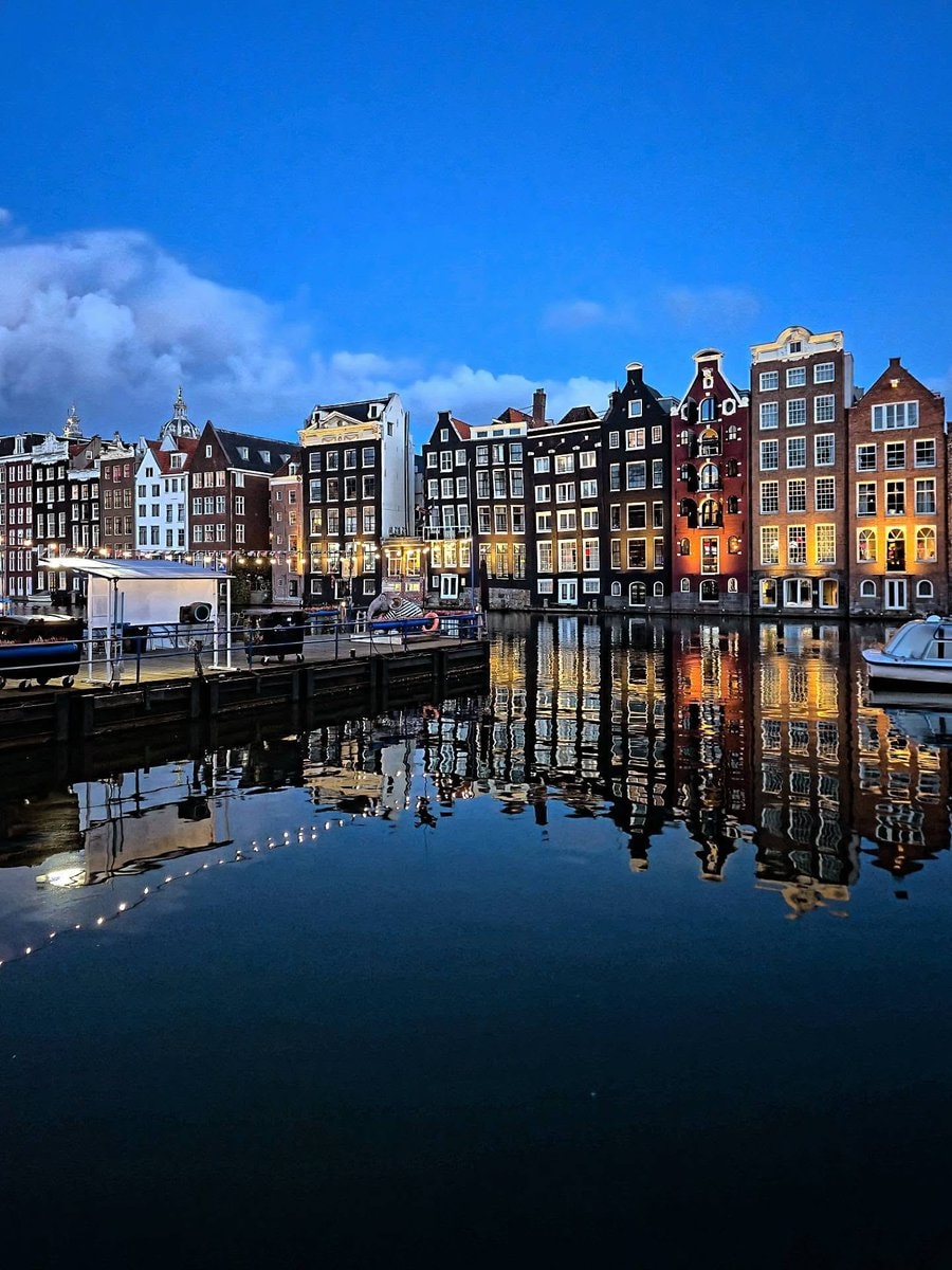 Amsterdam canal at dusk (photo 2 of 3)