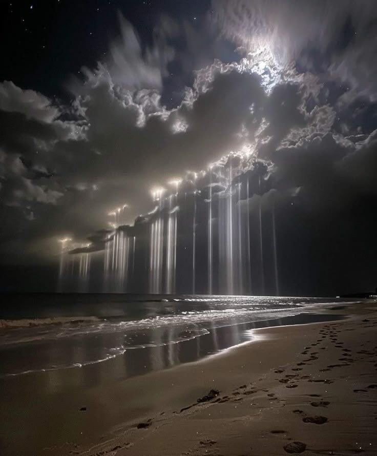 light pillars beach night (photo 2 of 3)