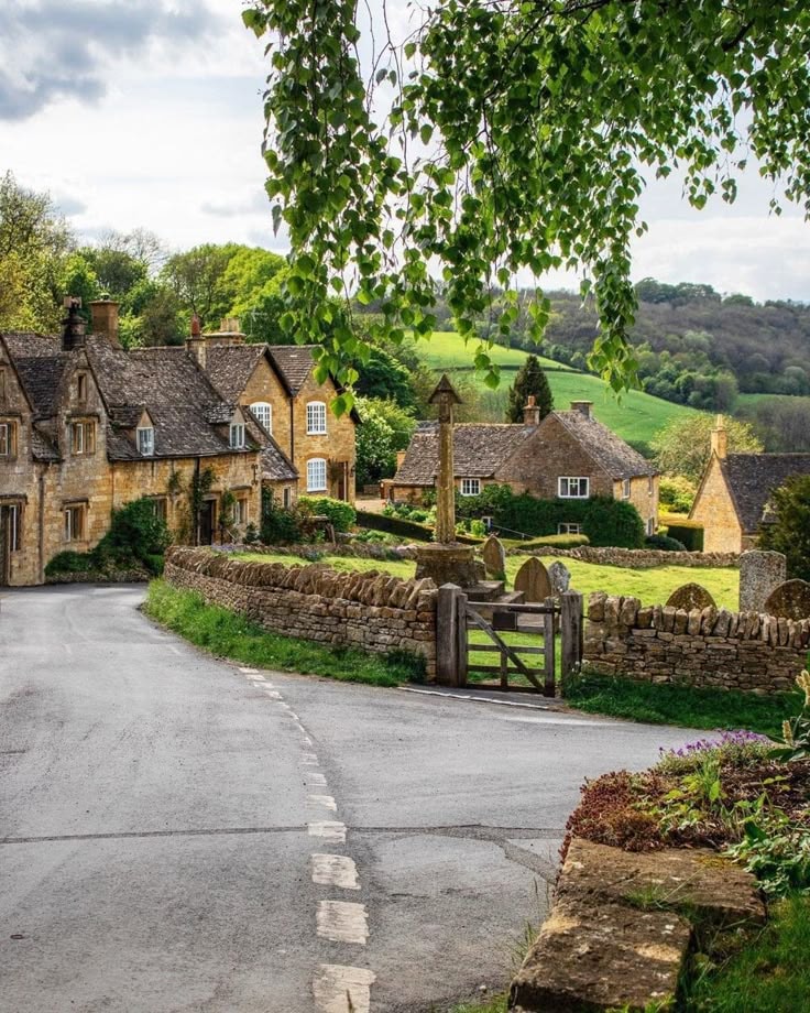 Cotswolds stone cottage (photo 2 of 4)
