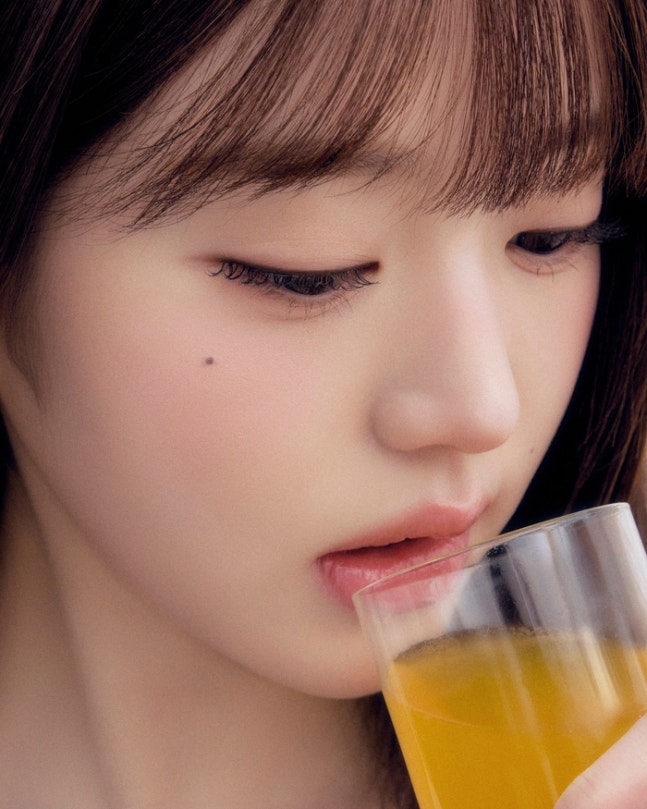 Two photos of IVE Wonyoung in a photoshoot (photo 2 of 2)