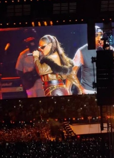 Rihanna Jay-Z Yankee Stadium Night 3 (photo 4 of 4)