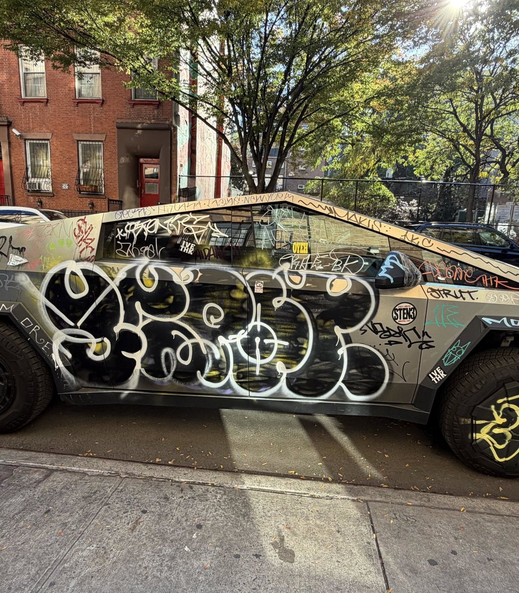 Graffiti Cybertruck in NYC (photo 1 of 2)