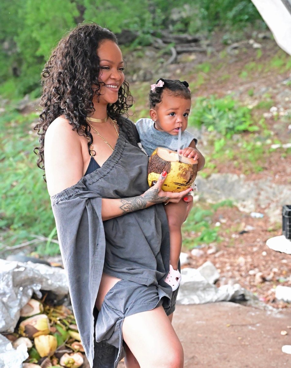 Rihanna ISLAND GYAL bus moment (photo 2 of 3)