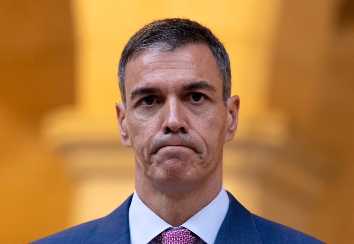 Pedro Sánchez falls