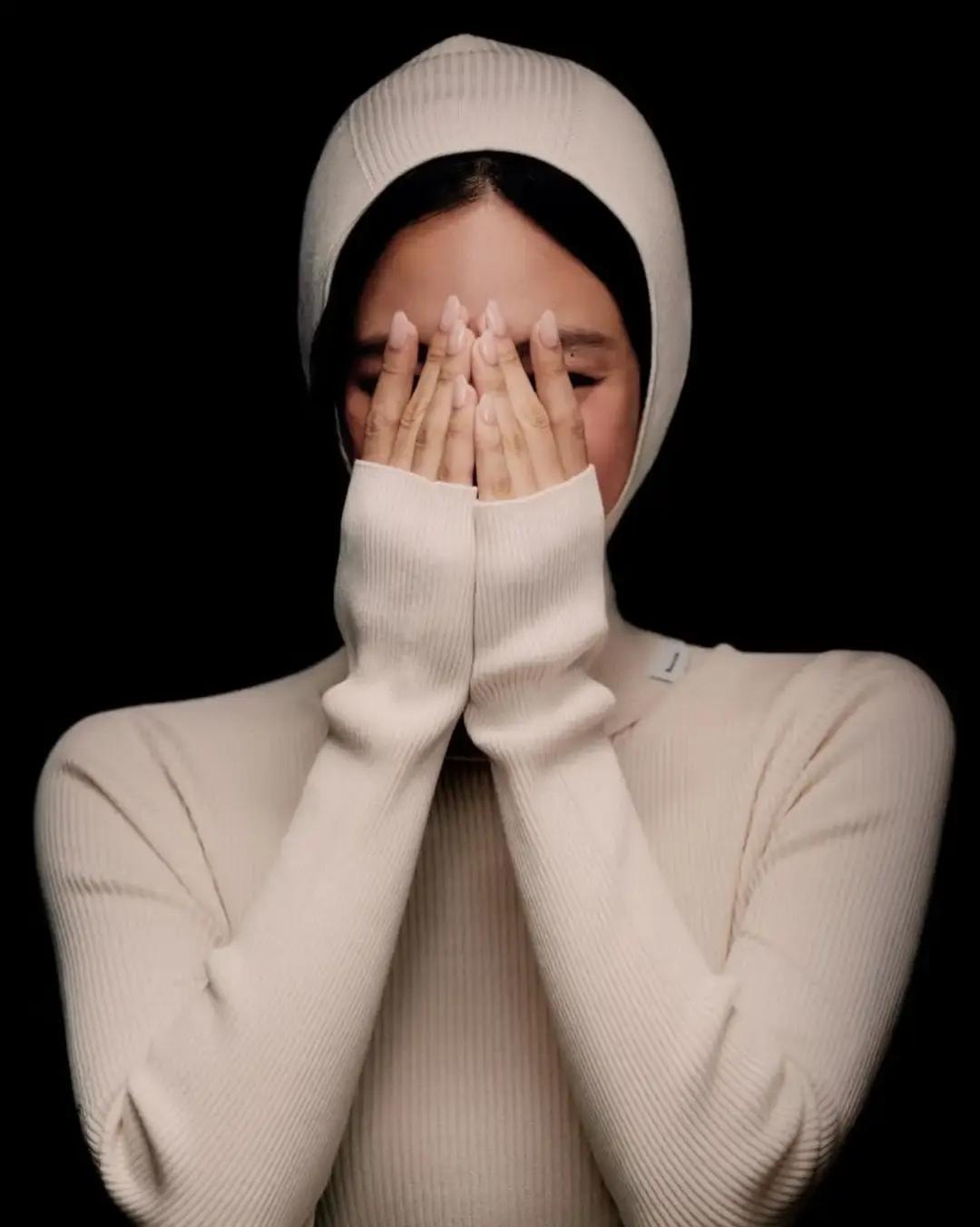 Moncler Re/Icons campaign K-pop star (photo 2 of 2) Moncler Re/Icons campaign K-pop star (photo 2 of 2)