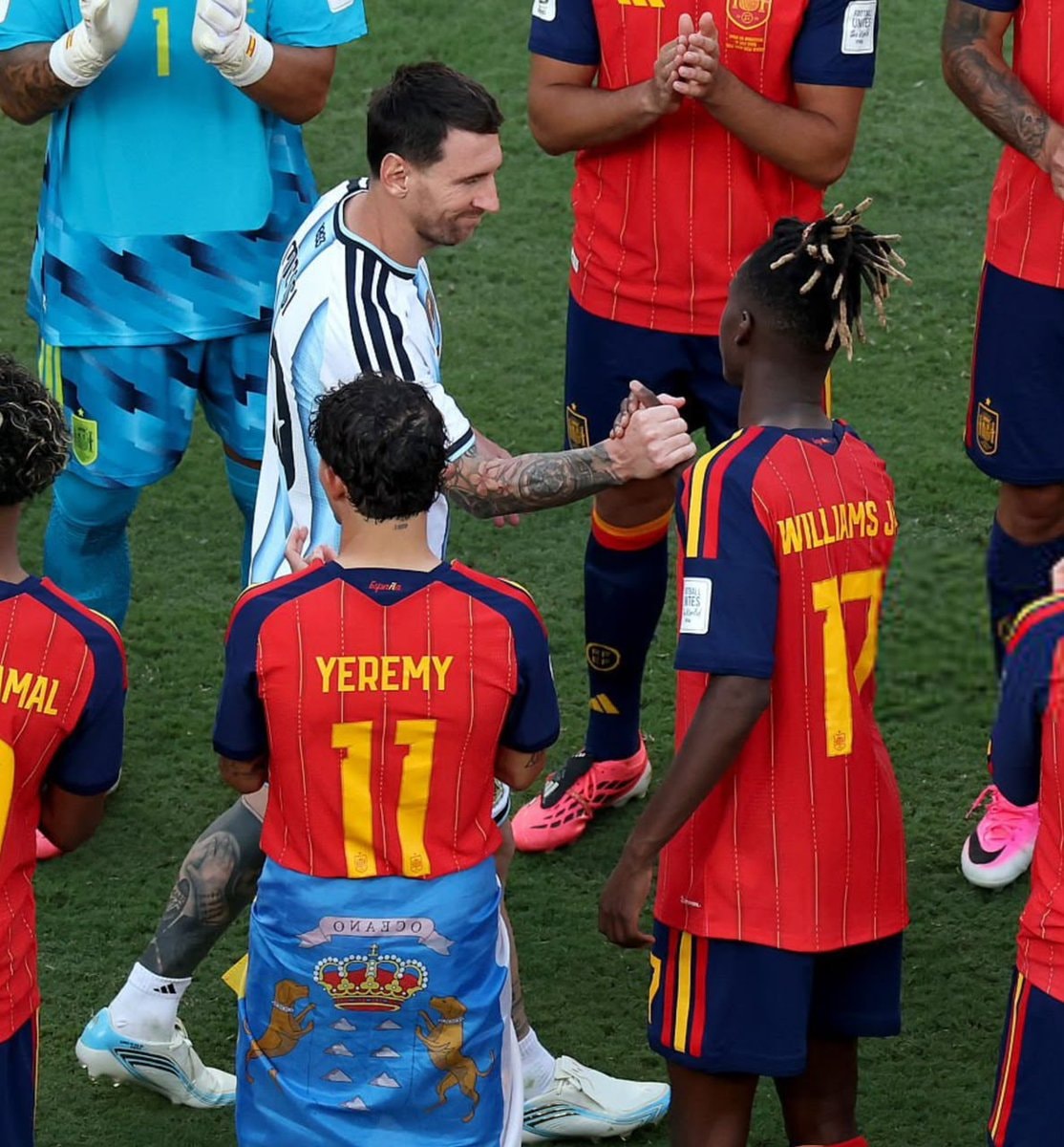 Messi and German player post-match (photo 2 of 2)