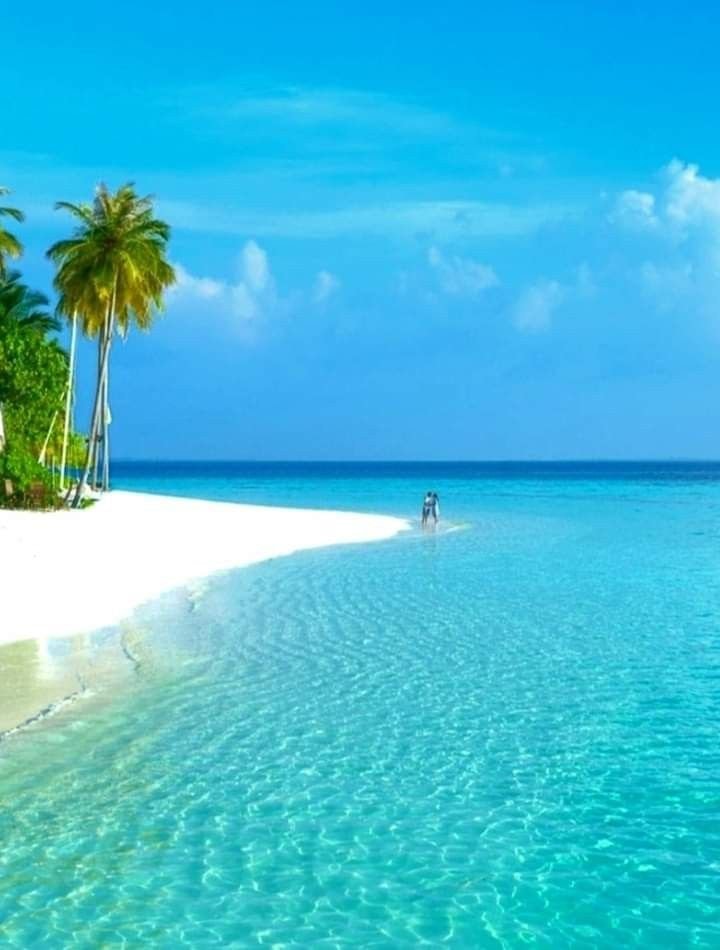Maldives beach couple