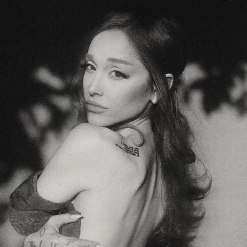 Ariana Grande petal Global Spotify chart (photo 1 of 2)