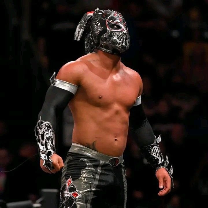 Dralistico masked in ring