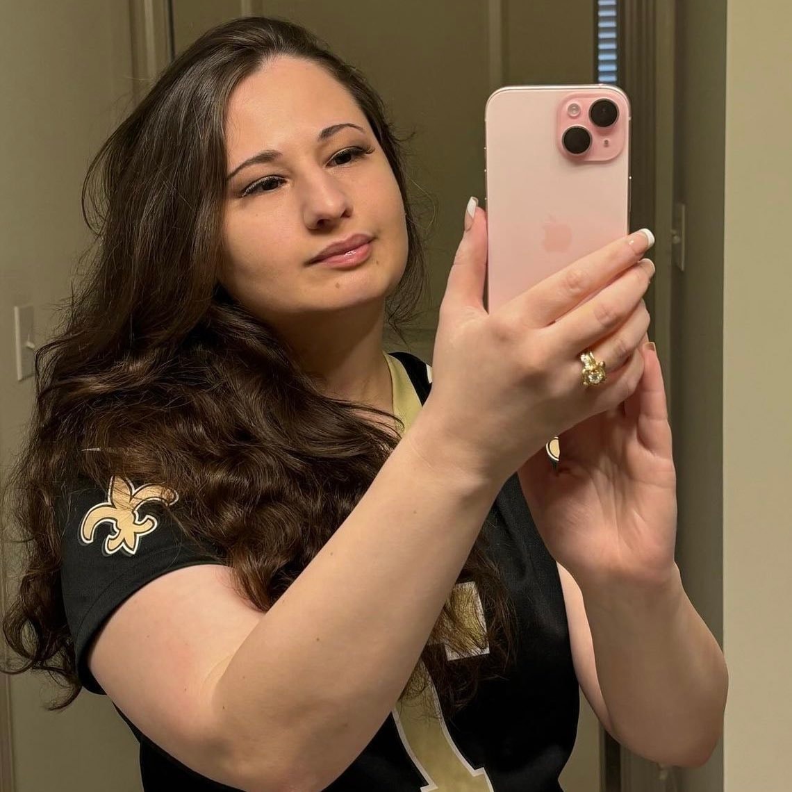 Gypsy Rose Blanchard donates 500 James Charles (photo 1 of 2)