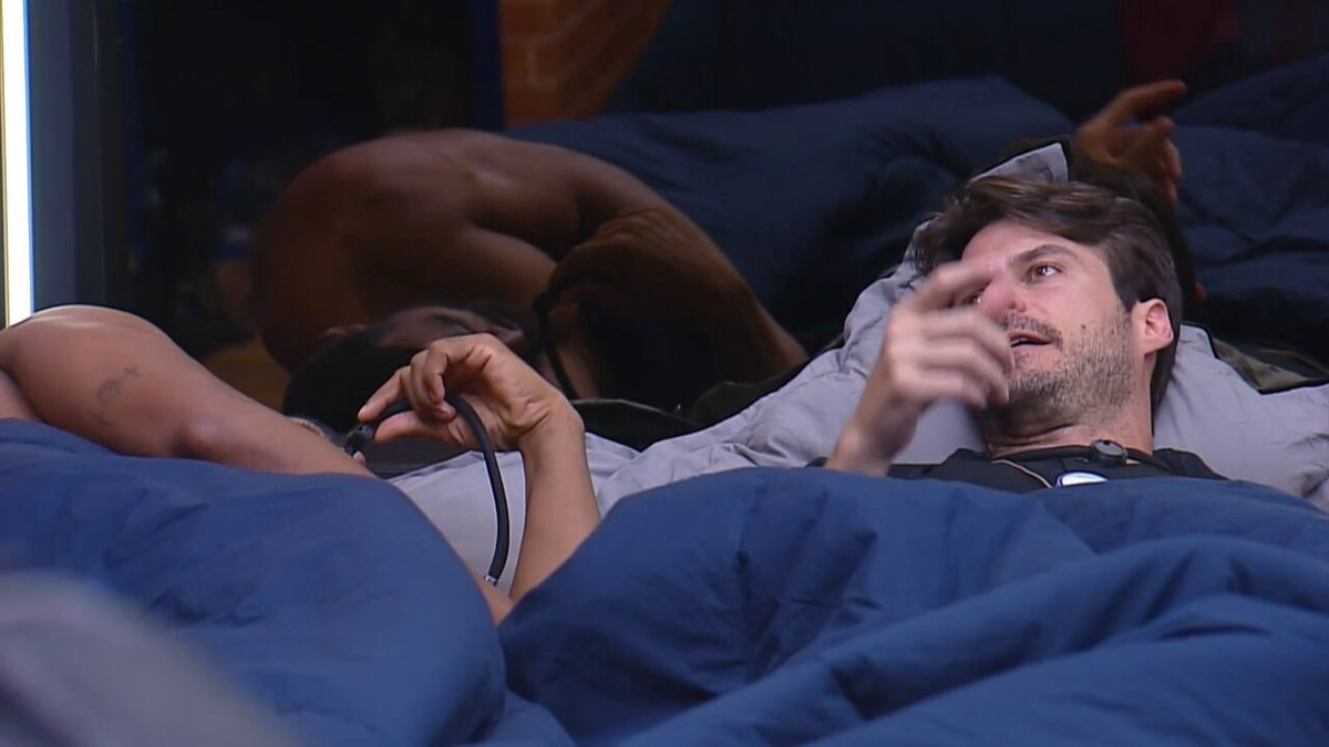 Rikardo votes for Ana Bruna