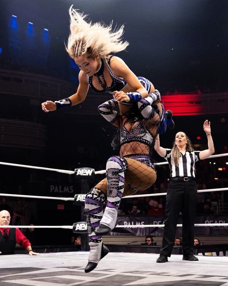 Zayda Steel vs Mercedes Moné (photo 2 of 2) Zayda Steel vs Mercedes Moné (photo 2 of 2)