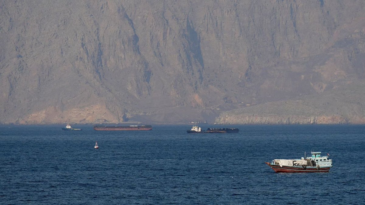 US Navy escorts Strait of Hormuz tankers (photo 3 of 3)