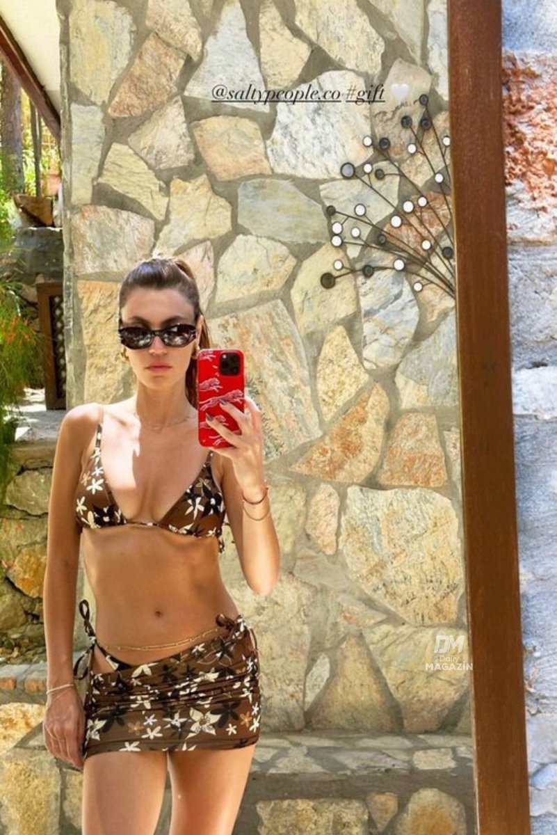 Yüsra Geyik beach vacation (photo 2 of 2)