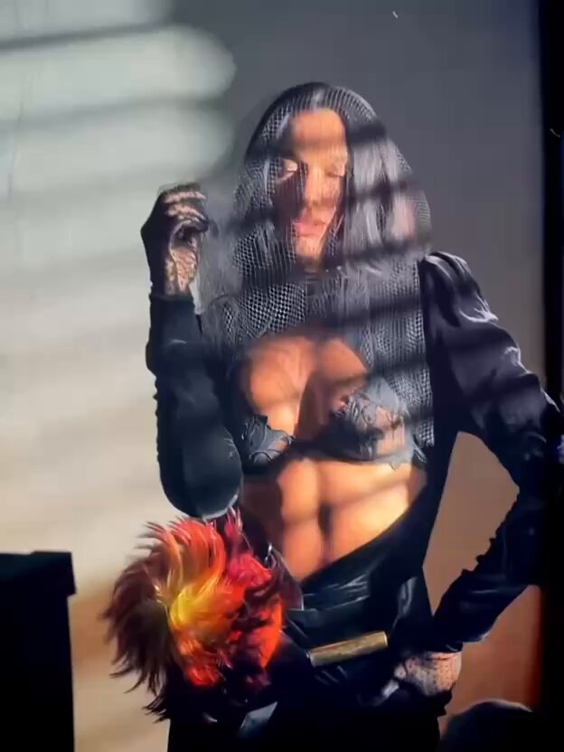 Dua Lipa studio fitness clip