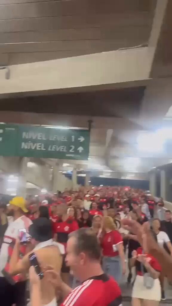 Flamengo fans abuse Lula at Maracanã