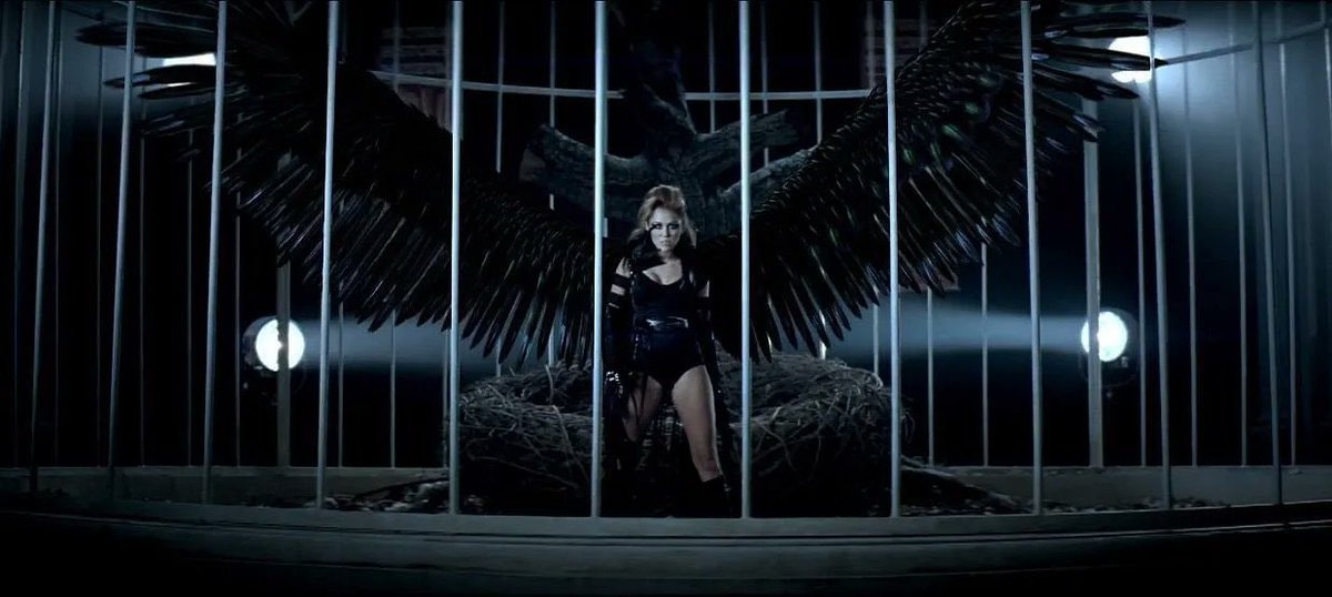 Miley Cyrus Can't Be Tamed (photo 2 of 4)
