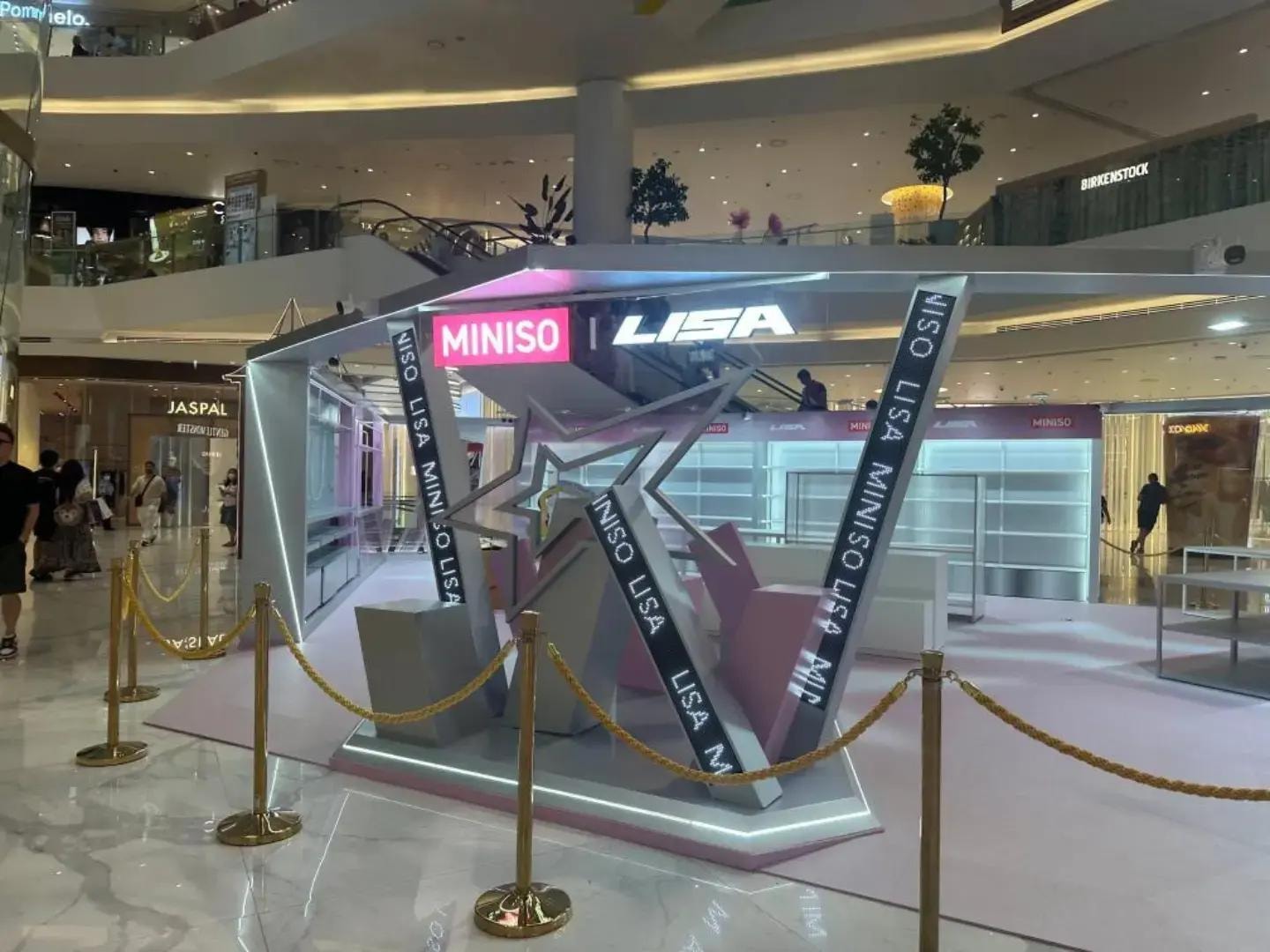 MINISO LISA GLOBAL POP-UP (photo 4 of 4)
