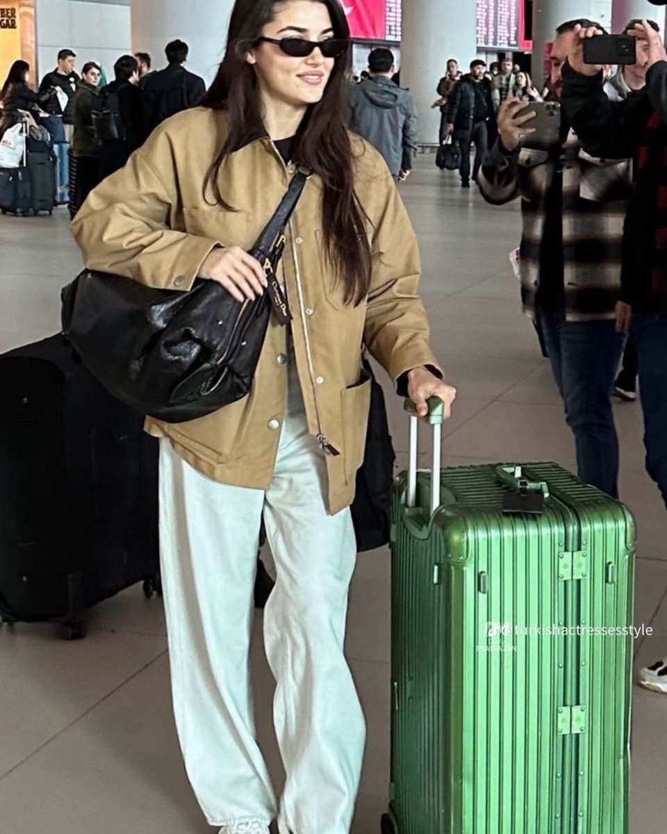 Hande Erçel airport sighting
