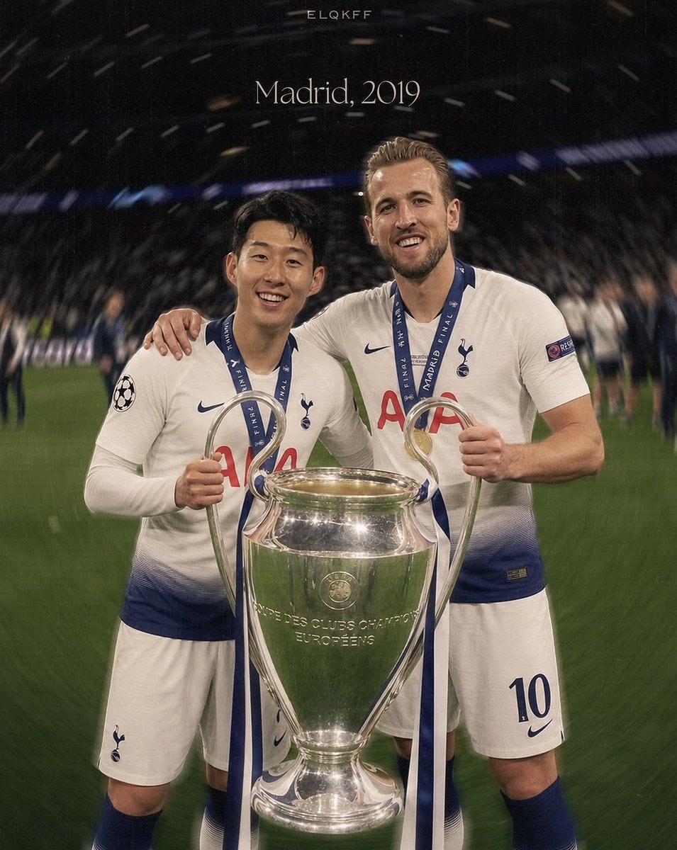 Tottenham players with Champions League trophy (photo 2 of 2)