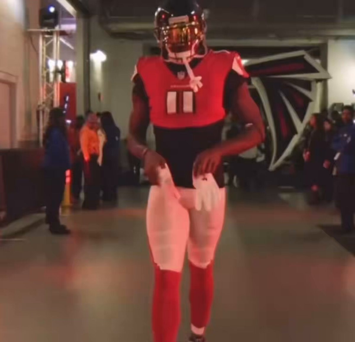 Atlanta Falcons player pulling on gloves