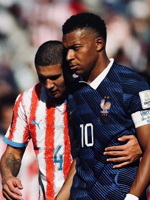 Juan Cáceres and Kylian Mbappé funny moment (photo 2 of 2)