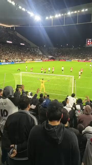 Depay misses penalty in Libertadores quarter finals