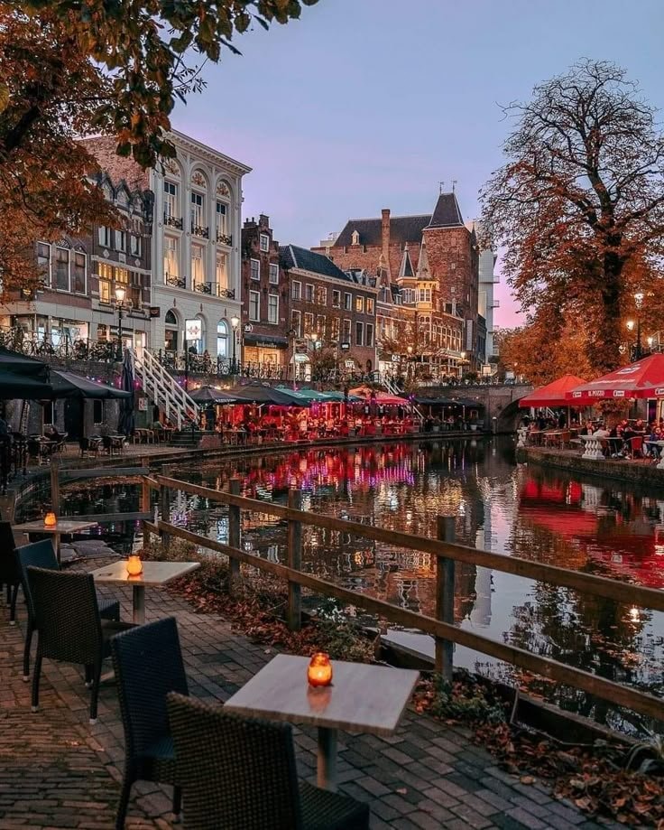 Amsterdam canal bridge (photo 2 of 4)