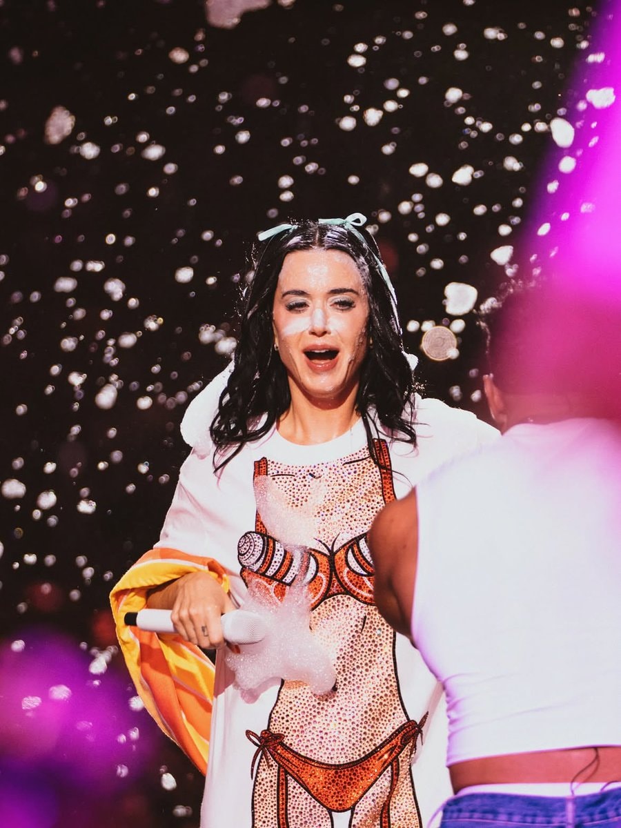 Katy Perry Out Of Office Tour Luxembourg (photo 1 of 2)
