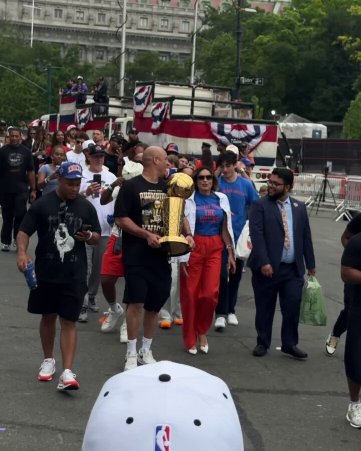 Mariska Hargitay Knicks parade NBA trophy