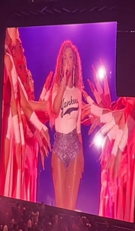Beyoncé Drunk In Love Yankee Stadium (photo 1 of 2) Beyoncé Drunk In Love Yankee Stadium (photo 1 of 2)