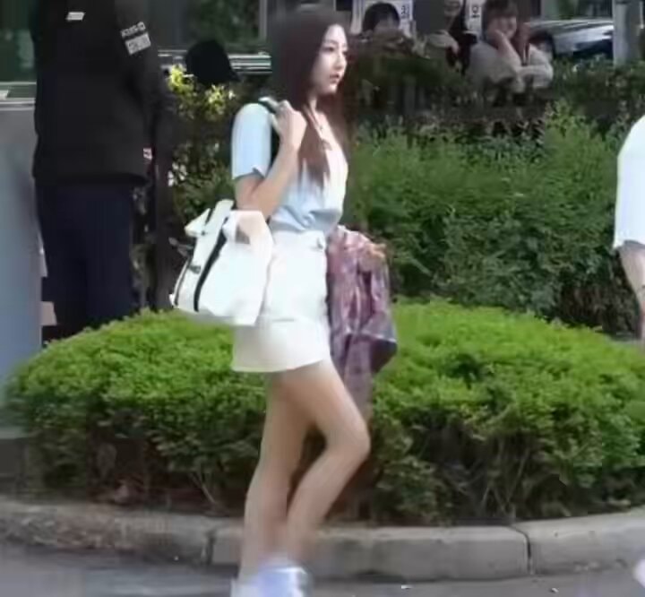 Mijoo Lovelyz paparazzi poses