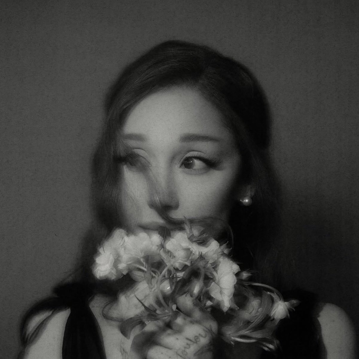 Ariana Grande petal streams (photo 2 of 2)