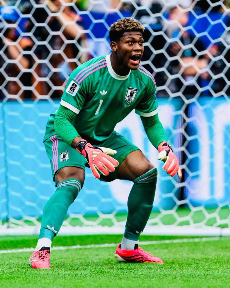 Zion Suzuki Japan goalkeeper style